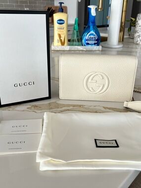 Gucci Ivory Leather Soho Crossbody Wallet with Chain